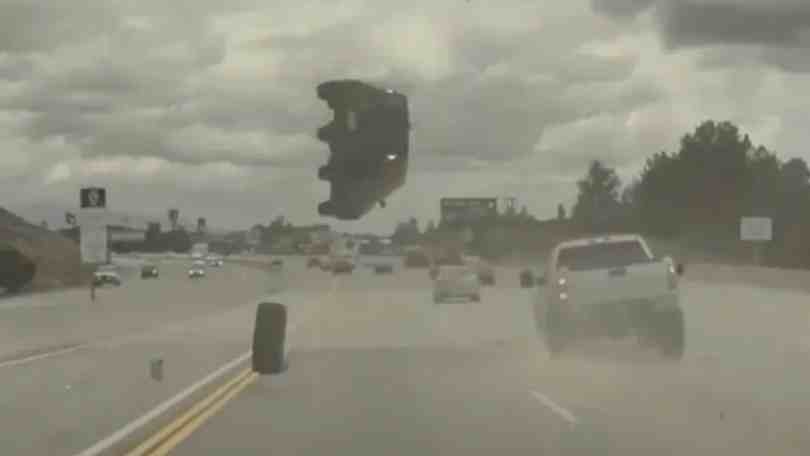 Ruota vagante colpisce un'auto e la fa saltare in aria: l'incidente è da brividi