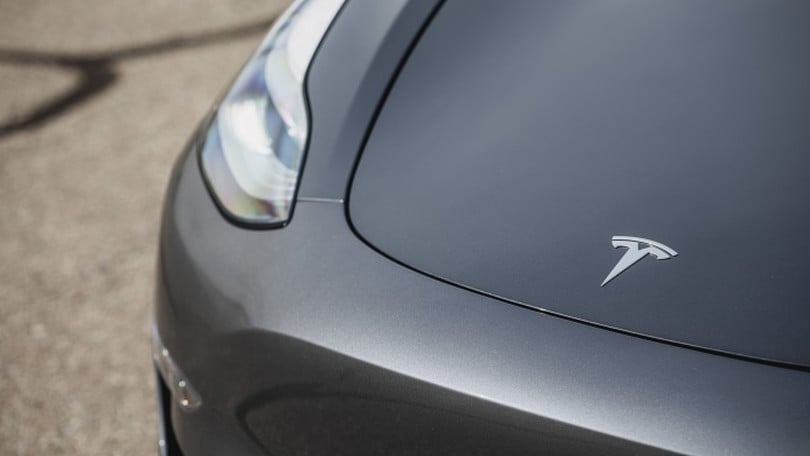 Porta a riparare la sua Tesla, l'officina gli chiede 72.000 euro!