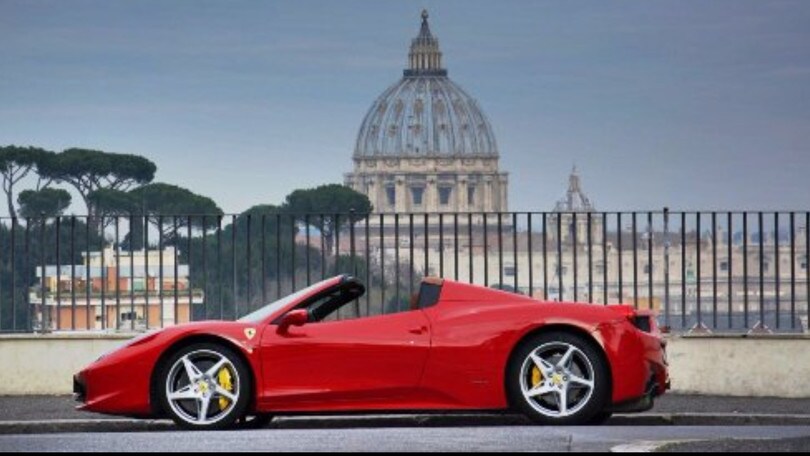 Guida la Ferrari ubriaco e senza patente: per aggirare la multa si finge suo fratello