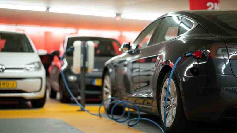 Stop motori endotermici nel 2035: il 59% degli italiani boccia la decisione