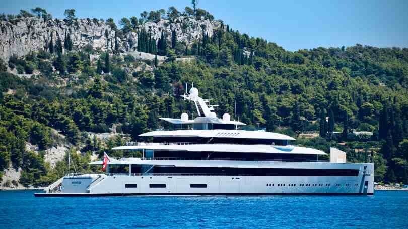 Il mistero del superyacht abbandonato: chi è il proprietario?