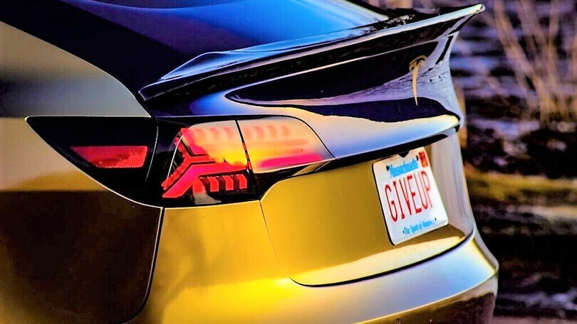 La Tesla Model 3 che si crede una Porsche Cayman GT4