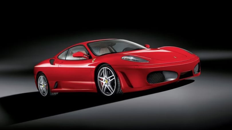 Con l'Apecar e senza patente: contadino compra una Ferrari e stupisce tutti