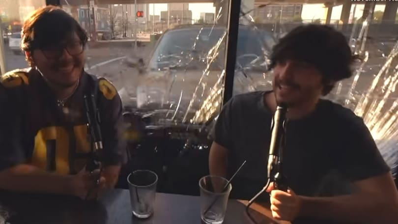 Lo schianto incredibile di un Suv contro una vetrina in diretta streaming VIDEO