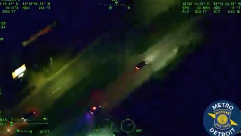 Elicottero segue una Dodge Charger rubata, ladro scappa e si nasconde dentro un negozio