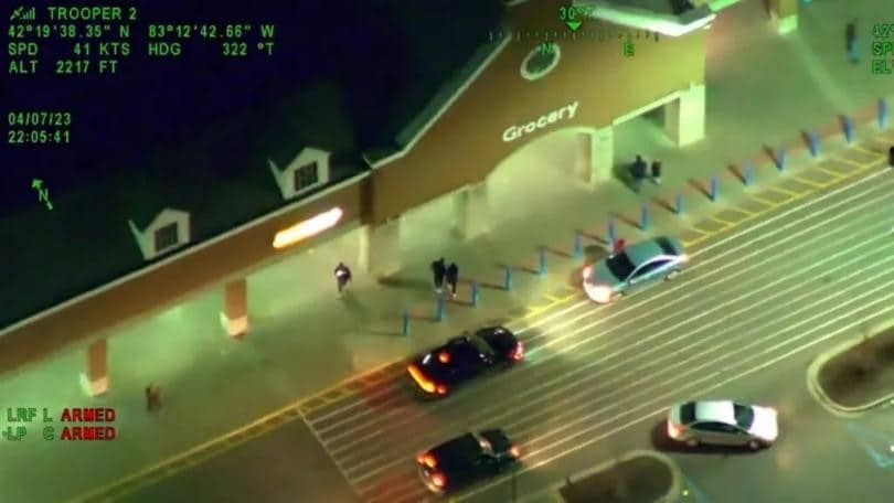 Fugge con una Dodge rubata e si finge un impiegato per sfuggire alla polizia