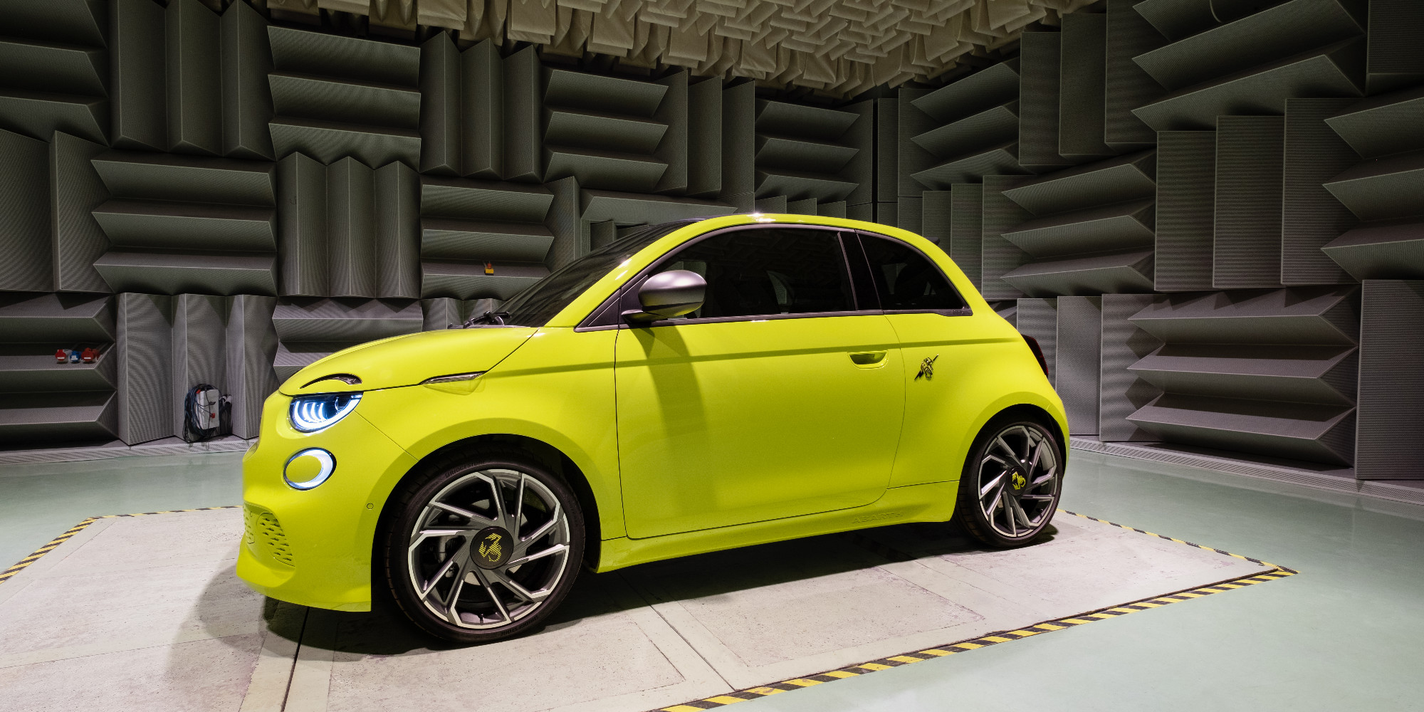 Abarth 500e, elettrica, ma romba come un benzina
