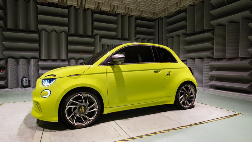 Abarth 500e, elettrica, ma romba come un benzina