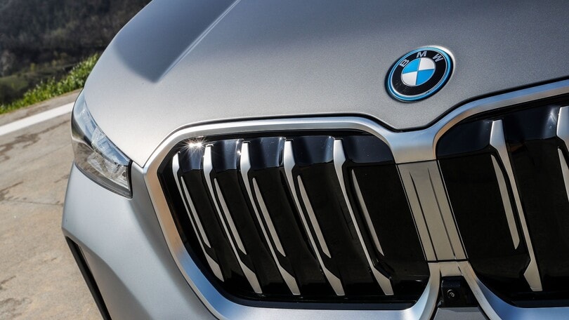BMW iX1, su strada con il Suv elettrico compatto