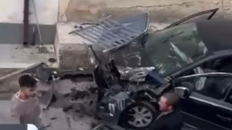 Si schianta contro la ringhiera del ponte e precipita giù