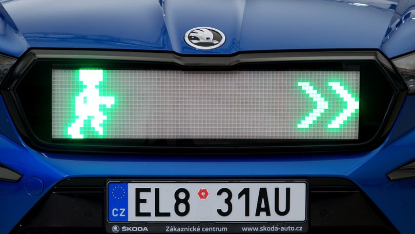 Škoda, ecco la calandra Led per la sicurezza dei pedoni