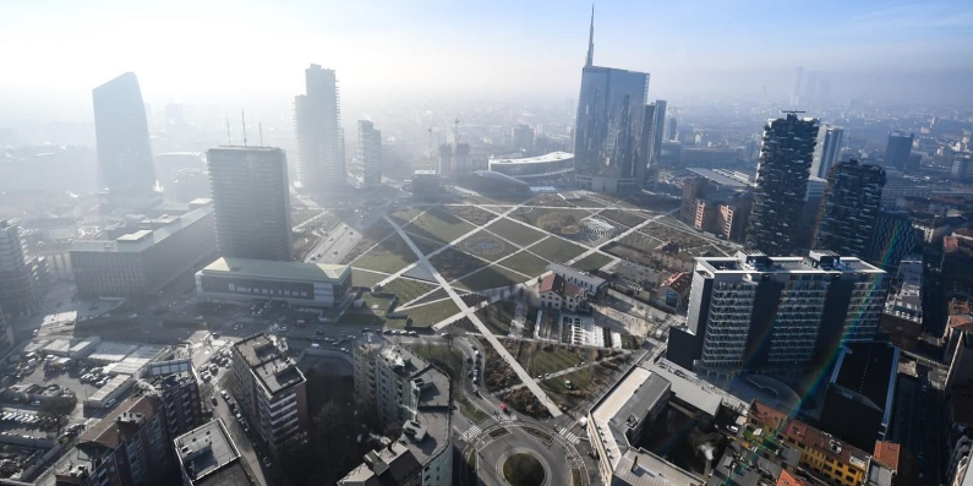 A Milano dicono basta alle auto inquinanti: "Spostiamoci in bici o a piedi"