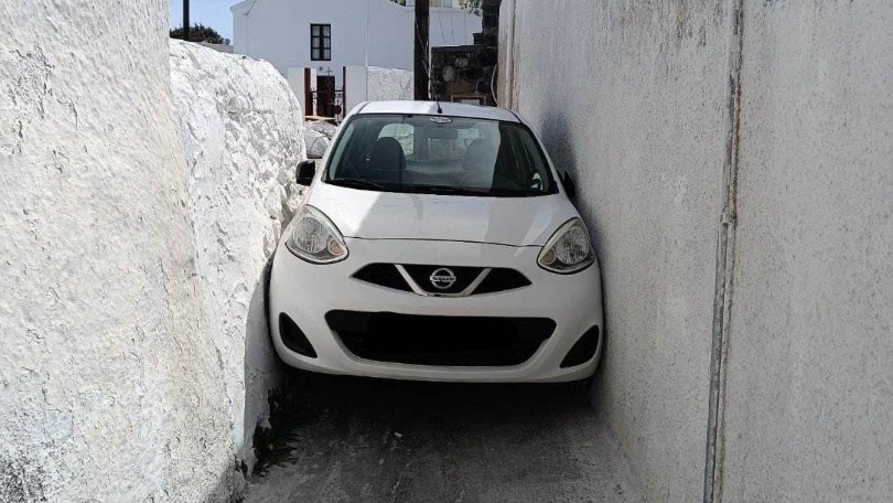 Le strade di Santorini sono troppo strette anche per una Nissan Micra!