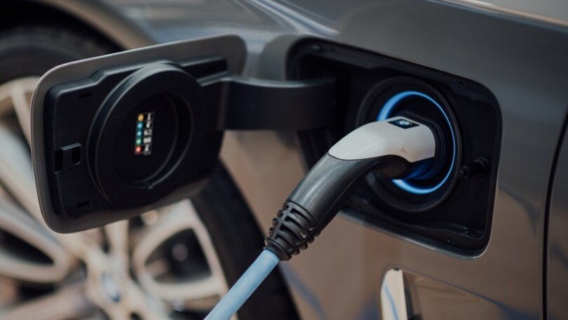 Auto elettriche vs termiche: in un anno 500 euro in meno di rifornimento