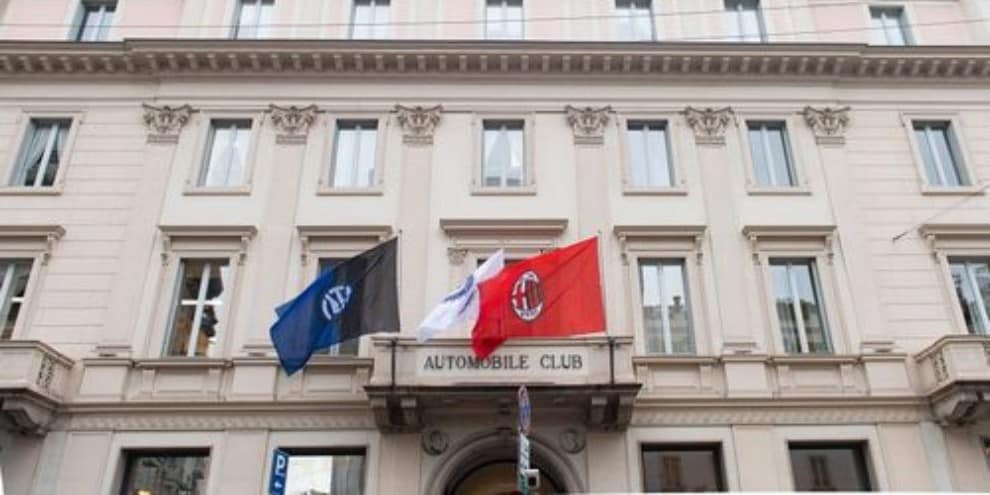 Le bandiere di Milan e Inter sventoleranno sul balcone dell'Aci di Milano
