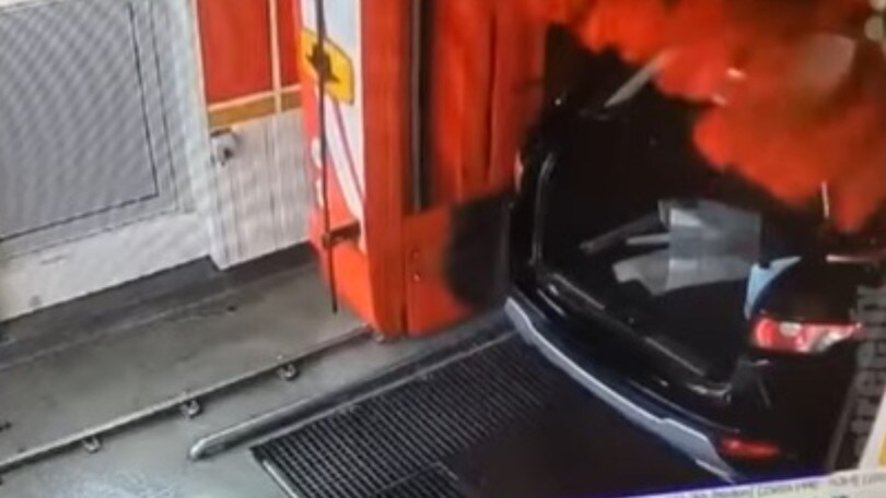 Porta la Range Rover all'autolavaggio, ma finisce malissimo!