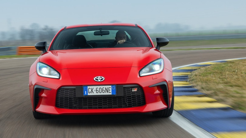 Toyota GR86, il giro di pista onboard a Balocco