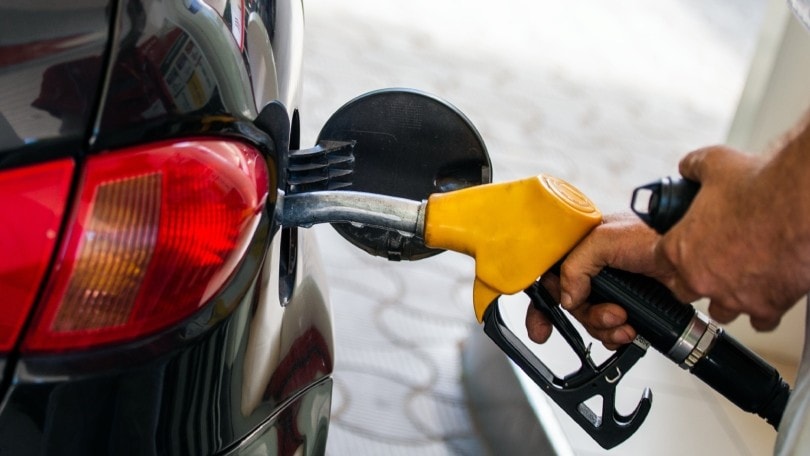 Caro carburanti, scendono ancora i prezzi medi di benzina e Diesel