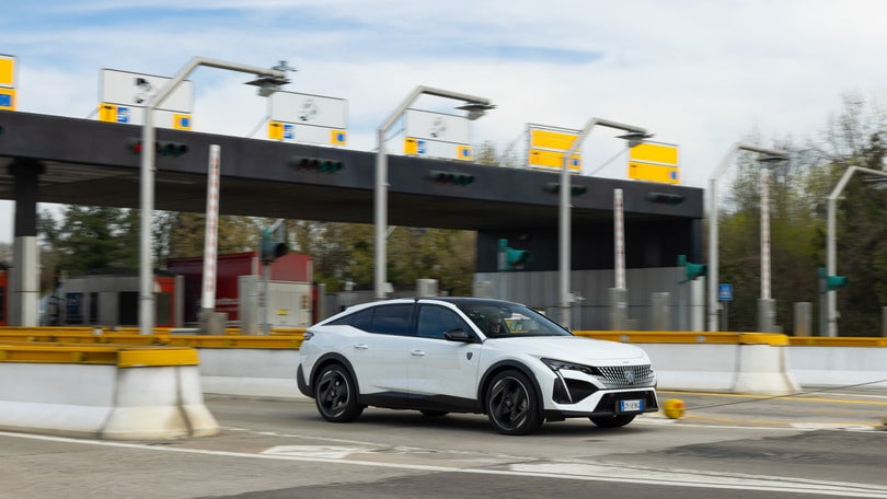 Peugeot 408 Plug-in, il test dei consumi dell'ibrida ricaricabile