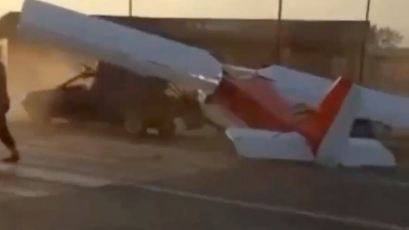 Aeroplano travolge un'auto: un volo finito male