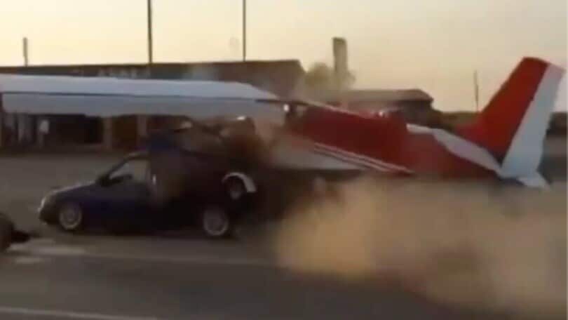Auto tamponata da un aeroplano: l’impatto è spaventoso VIDEO