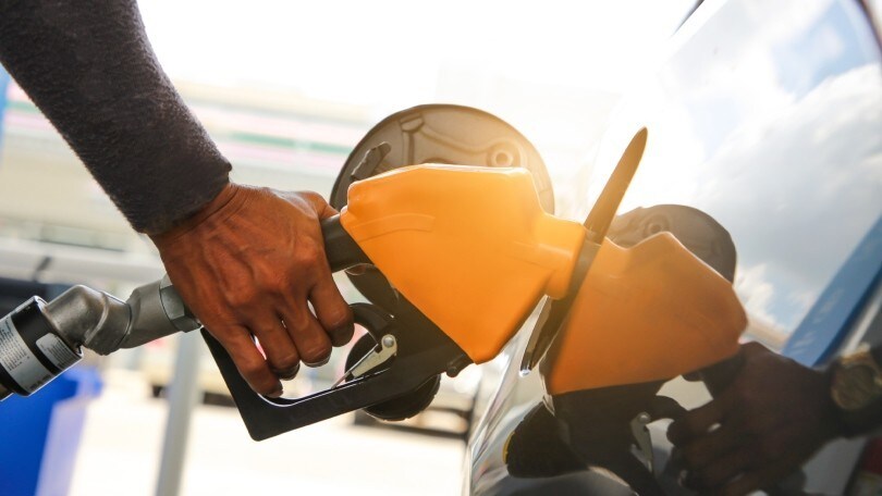 Carburanti, prezzi ancora in ribasso: quanto costano benzina e diesel