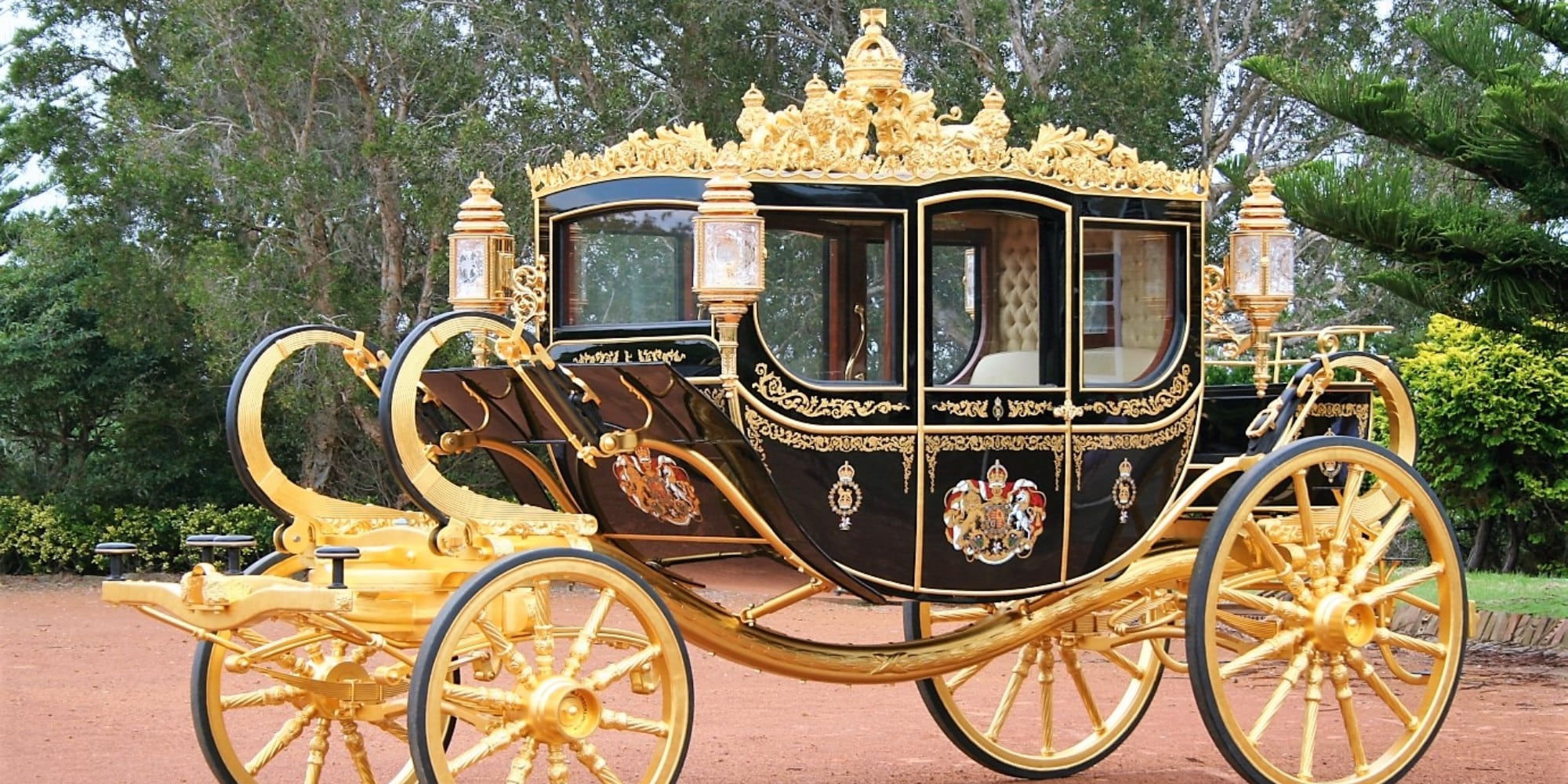 Incoronazione Re Carlo d'Inghilterra: la carrozza è meglio di quella di Cenerentola