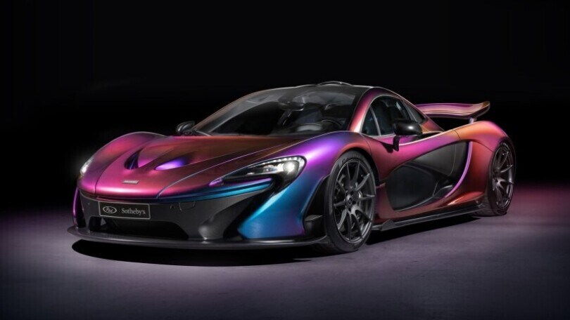 McLaren P1, lusso estremo all'asta in versione Pacific Blue
