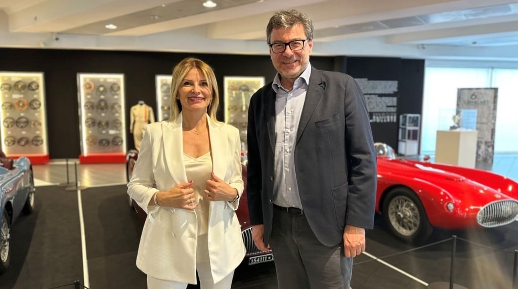 Giorgetti al Museo Nicolis: il Ministro dell'Economia e delle Finanze tra centinaia d'auto d'epoca