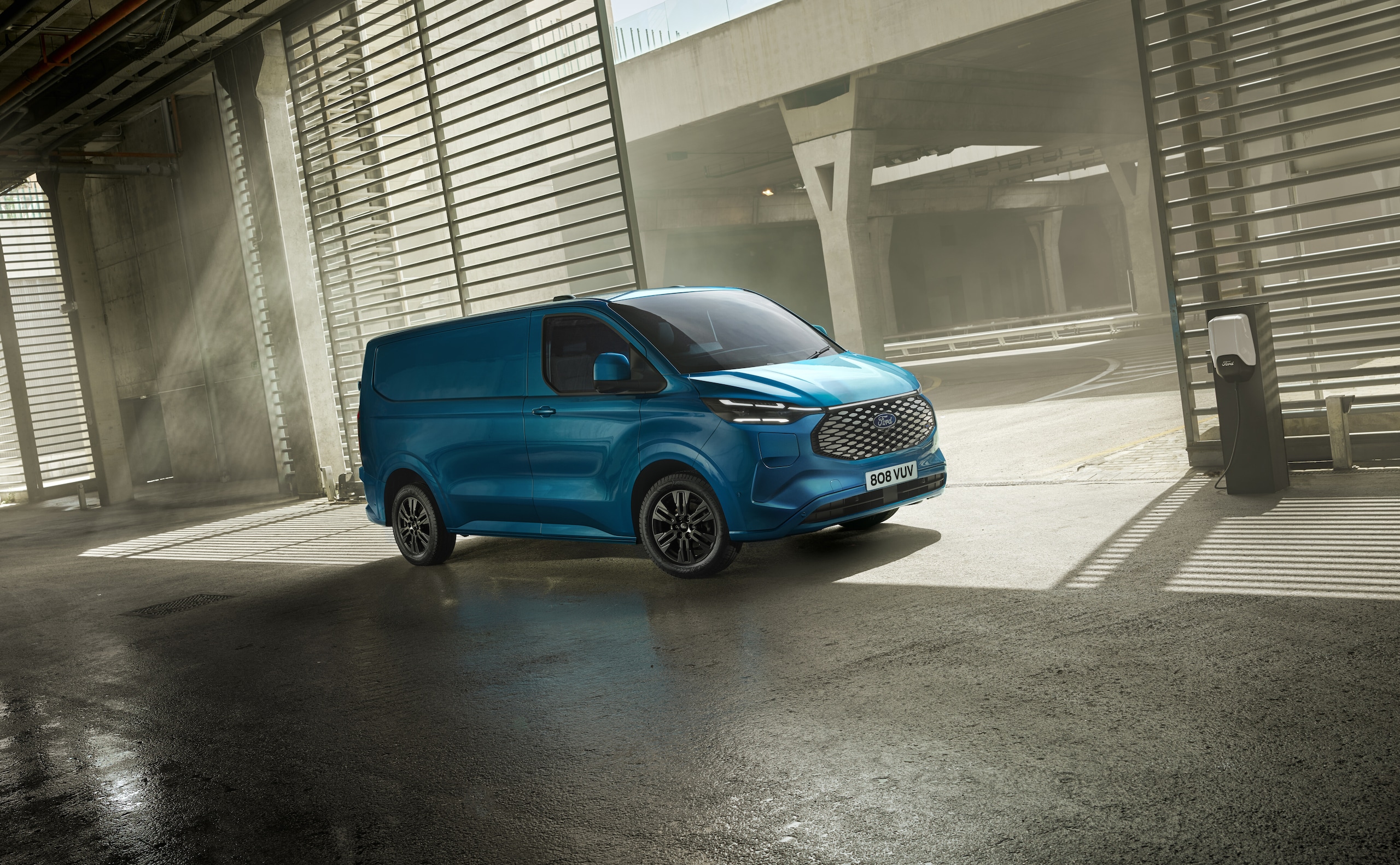 AutomotiveLab Plug: Ford Pro svela il nuovo E-Transit Custom: un nuovo passo verso il futuro 100% elettrico