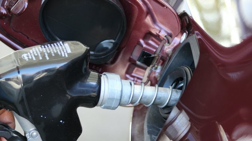 Caro carburanti, continua la discesa della benzina: self a 1,818 euro al litro