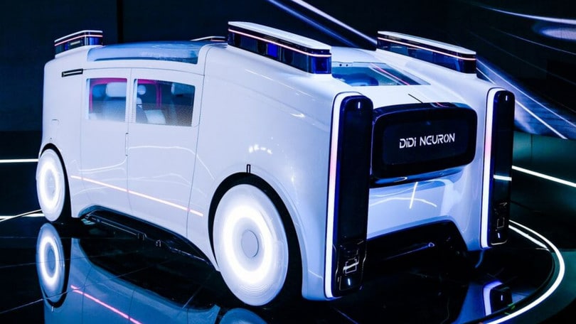 Il robotaxi con braccia mobili che aiuta a caricare i bagagli