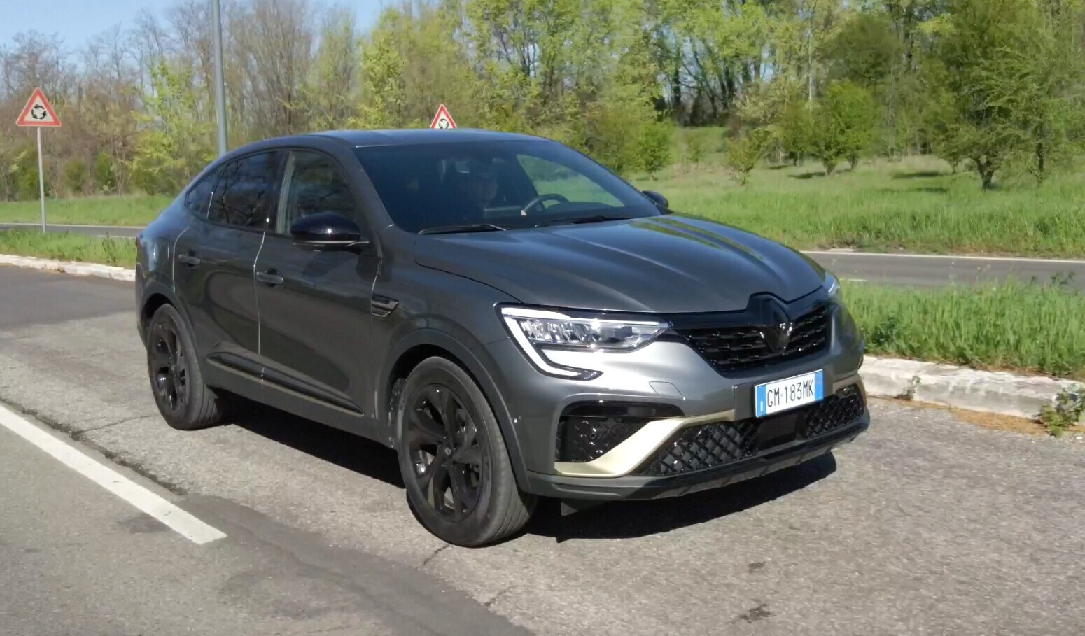 Renault Arkana, la prova su strada del Suv-coupé ibrido