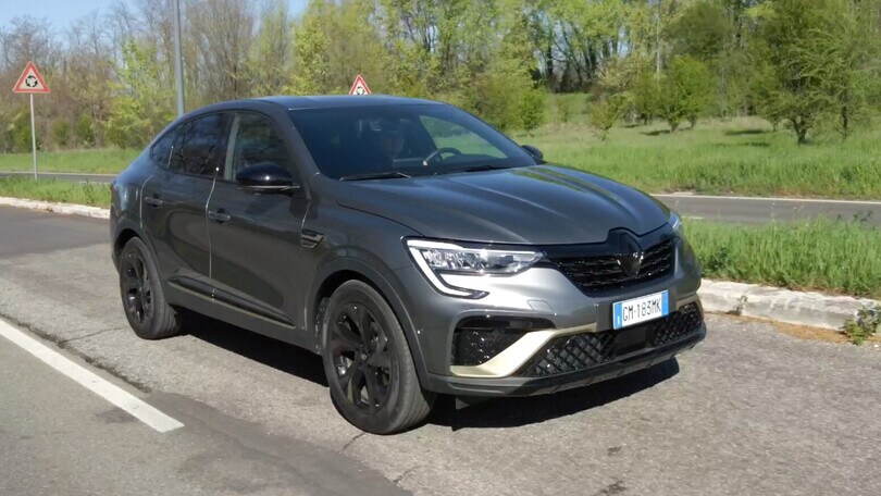 Renault Arkana, la prova su strada del Suv-coupé ibrido