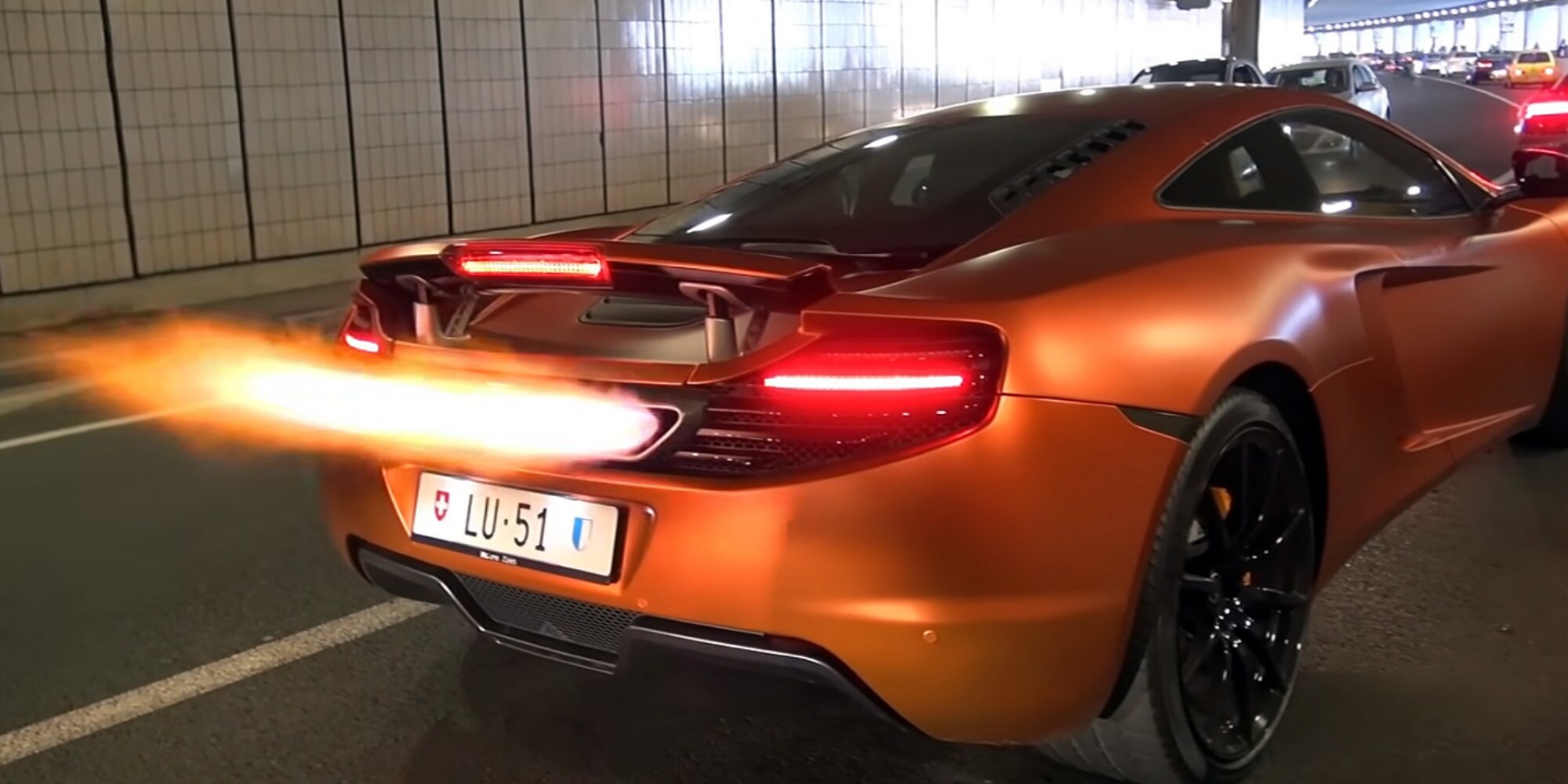 Più che auto, sono dei veri draghi sputafuoco!