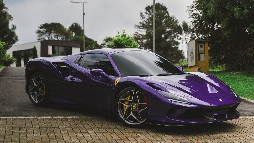 Maluma e la sua... Ferrari F8 Spider!