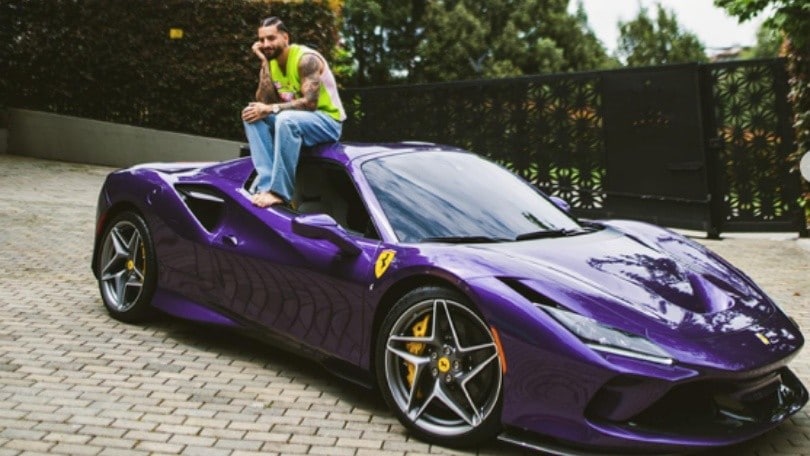 Non solo musica, anche supercar: il regalo di Maluma è una Ferrari da capogiro!