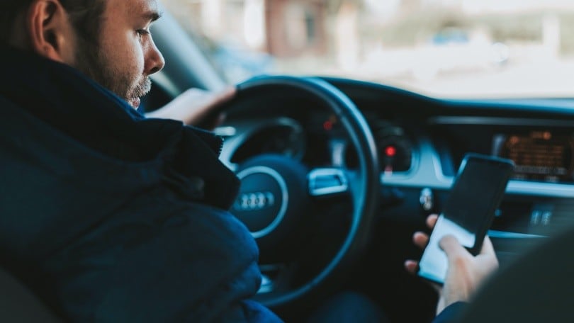 Germania, arrivano le telecamere per punire chi usa il cellulare alla guida