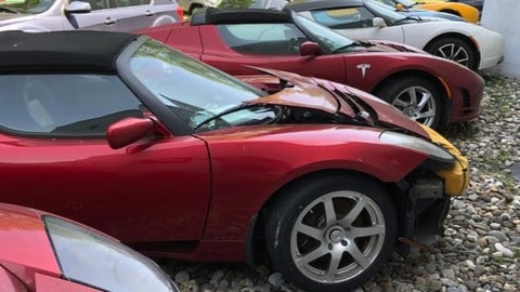 Sei rarissime Tesla Roadster EV ritrovate rovinate e impolverate