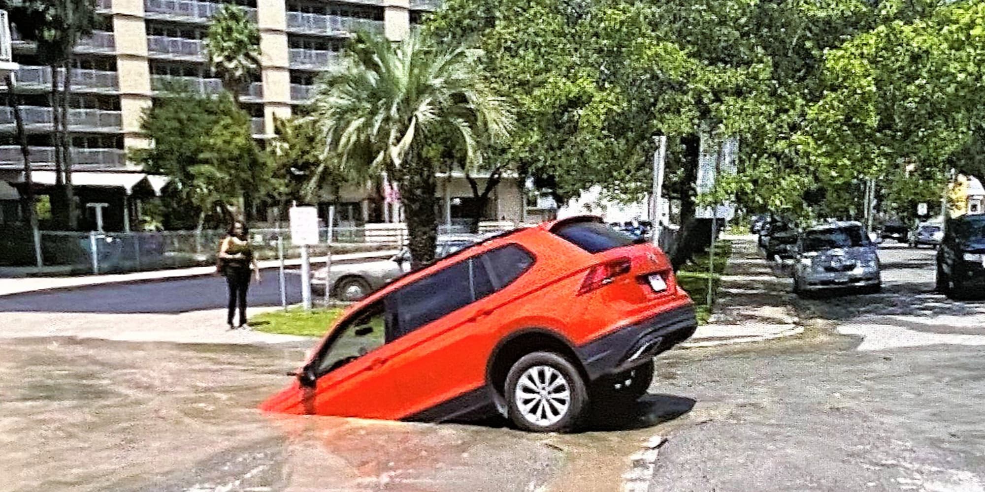 Suv precipita in una voragine: sembrava un'innocua pozza d'acqua