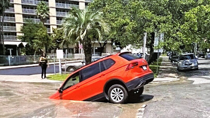 Suv precipita in una voragine: sembrava un'innocua pozza d'acqua