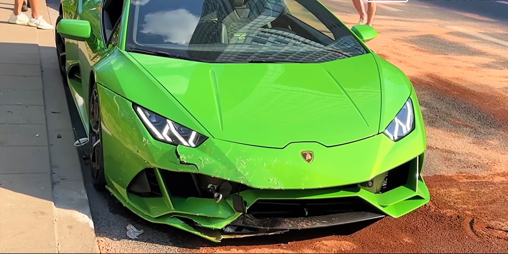 Varsavia, schianta una Lamborghini sotto gli occhi di tutti!