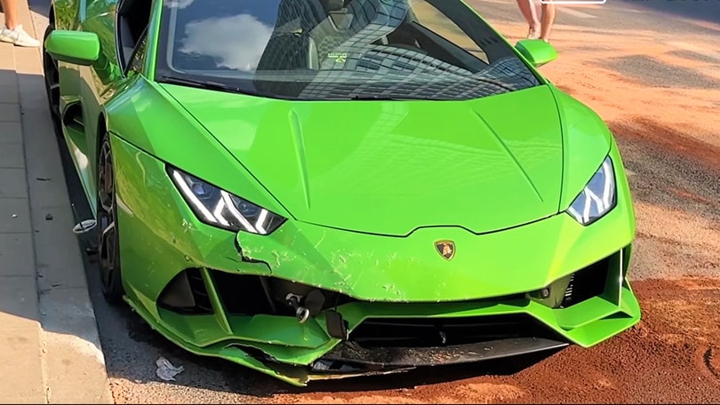 Varsavia, schianta una Lamborghini sotto gli occhi di tutti!