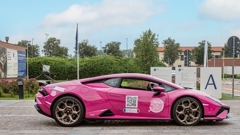 La 1000 Miglia Charity per la Ricerca con la Lamborghini rosa