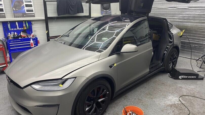 TCM-12X, la Tesla Model X "truccata" da DeLorean