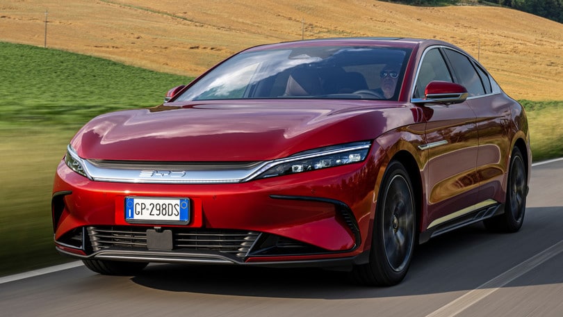 BYD cala il poker per la sfida elettrica