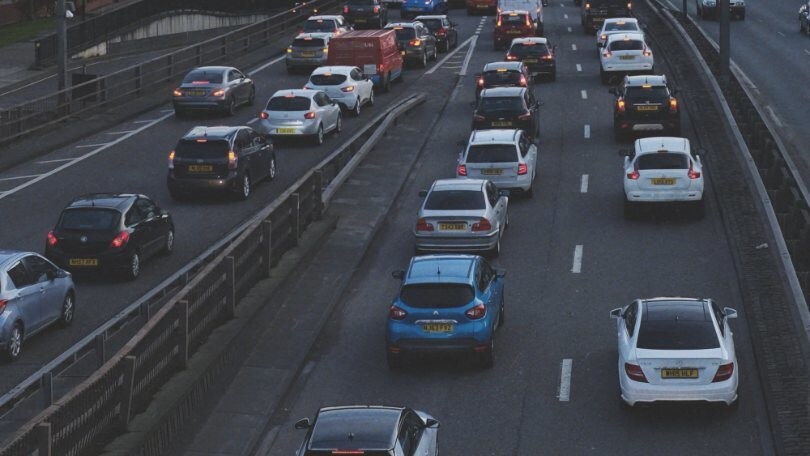 Auto elettriche, le maggiori responsabili del danneggiamento dell'asfalto