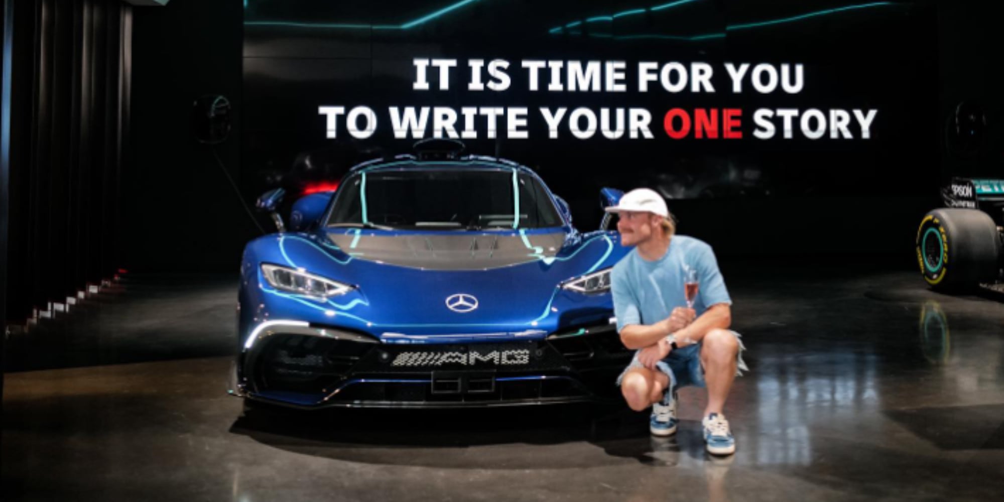 Valtteri Bottas ritira la sua Mercedes-AMG One Blue
