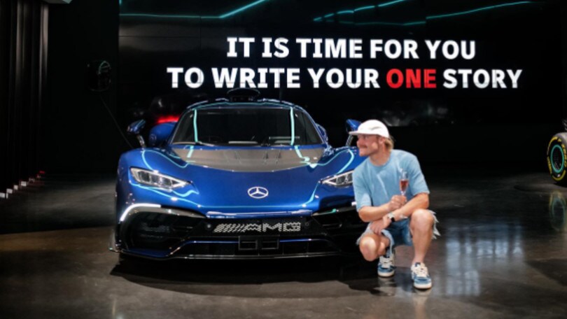 Valtteri Bottas ritira la sua Mercedes-AMG One Blue