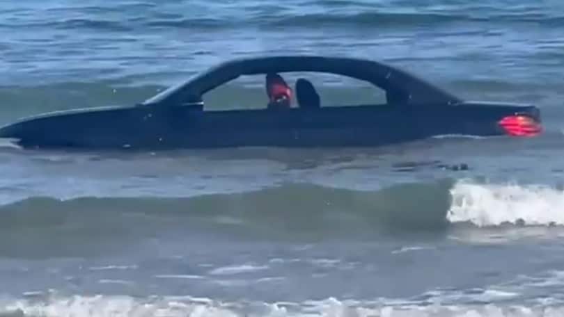 Misteriosa auto di lusso finita in mare